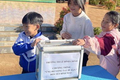 SINH HOẠT DƯỚI CỜ TUẦN 21 – LAN TỎA TINH THẦN THI ĐUA & YÊU THƯƠNG Sáng nay, Trường Tiểu học Lê Đình Chinh đã tổ chức Sinh hoạt dưới cờ tuần 21 trong không khí nghiêm túc, sôi nổi và đầy ý nghĩa. Trong chương trình, nhà trường đã đánh giá kết quả hoạt động tuần 20 và triển khai nhiệm vụ trọng tâm tuần 21, nhằm tiếp tục duy trì nền nếp học tập, rèn luyện và khuyến khích học sinh tích cực tham gia các phong trào của Liên đội. 🌟 Điểm nhấn của buổi sinh hoạt là lễ trao giải Giải bóng đá mini “Mừng Đảng – Mừng Xuân” – sân chơi bổ ích giúp các em rèn luyện sức khỏe, phát huy tinh thần đoàn kết, trung thực và ý chí thi đua lành mạnh. 🏅 Kết quả thi đấu: 🥉 Huy chương Đồng: – Lớp 5D – Lớp 3A3 – Lớp 4B 🥈 Huy chương Bạc: – Lớp 3A2 – Lớp 5A – Lớp 4D 🥇 Huy chương Vàng: – Lớp 3A6 – Lớp 4A – Lớp 5B Xin chúc mừng các tập thể lớp đã thi đấu nhiệt tình, cống hiến những trận đấu đẹp, thể hiện tinh thần thể thao đoàn kết – cao thượng – fair play. 👏👏 💞 Bên cạnh các hoạt động thi đua sôi nổi, Liên đội nhà trường tiếp tục phát động Đợt 2 phong trào “Vòng tay bè bạn”, cùng với phong trào “Tết vì người nghèo”, nhằm lan tỏa tinh thần sẻ chia, yêu thương, giúp đỡ học sinh có hoàn cảnh khó khăn. 📌 Qua 2 đợt phát động, tổng số tiền quyên góp được là 11.700.000 đồng. Đây là minh chứng cho tấm lòng nhân ái, tinh thần trách nhiệm và sự chung tay của thầy cô, học sinh và phụ huynh Trường Tiểu học Lê Đình Chinh. 🌈 Mong rằng, mỗi buổi sinh hoạt dưới cờ không chỉ là điểm danh đầu tuần, mà còn là nơi gieo mầm giá trị sống, nuôi dưỡng lòng nhân ái, tinh thần đoàn kết và trách nhiệm cộng đồng trong mỗi học sinh.