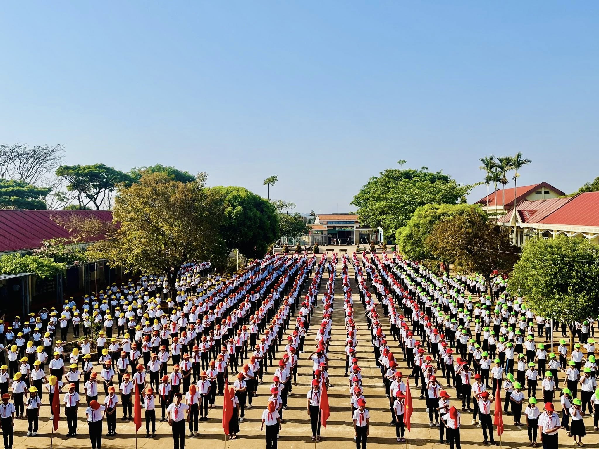 SINH HOẠT DƯỚI CỜ TUẦN 21 – LAN TỎA TINH THẦN THI ĐUA & YÊU THƯƠNG Sáng nay, Trường Tiểu học Lê Đình Chinh đã tổ chức Sinh hoạt dưới cờ tuần 21 trong không khí nghiêm túc, sôi nổi và đầy ý nghĩa. Trong chương trình, nhà trường đã đánh giá kết quả hoạt động tuần 20 và triển khai nhiệm vụ trọng tâm tuần 21, nhằm tiếp tục duy trì nền nếp học tập, rèn luyện và khuyến khích học sinh tích cực tham gia các phong trào của Liên đội. 🌟 Điểm nhấn của buổi sinh hoạt là lễ trao giải Giải bóng đá mini “Mừng Đảng – Mừng Xuân” – sân chơi bổ ích giúp các em rèn luyện sức khỏe, phát huy tinh thần đoàn kết, trung thực và ý chí thi đua lành mạnh. 🏅 Kết quả thi đấu: 🥉 Huy chương Đồng: – Lớp 5D – Lớp 3A3 – Lớp 4B 🥈 Huy chương Bạc: – Lớp 3A2 – Lớp 5A – Lớp 4D 🥇 Huy chương Vàng: – Lớp 3A6 – Lớp 4A – Lớp 5B Xin chúc mừng các tập thể lớp đã thi đấu nhiệt tình, cống hiến những trận đấu đẹp, thể hiện tinh thần thể thao đoàn kết – cao thượng – fair play. 👏👏 💞 Bên cạnh các hoạt động thi đua sôi nổi, Liên đội nhà trường tiếp tục phát động Đợt 2 phong trào “Vòng tay bè bạn”, cùng với phong trào “Tết vì người nghèo”, nhằm lan tỏa tinh thần sẻ chia, yêu thương, giúp đỡ học sinh có hoàn cảnh khó khăn. 📌 Qua 2 đợt phát động, tổng số tiền quyên góp được là 11.700.000 đồng. Đây là minh chứng cho tấm lòng nhân ái, tinh thần trách nhiệm và sự chung tay của thầy cô, học sinh và phụ huynh Trường Tiểu học Lê Đình Chinh. 🌈 Mong rằng, mỗi buổi sinh hoạt dưới cờ không chỉ là điểm danh đầu tuần, mà còn là nơi gieo mầm giá trị sống, nuôi dưỡng lòng nhân ái, tinh thần đoàn kết và trách nhiệm cộng đồng trong mỗi học sinh.