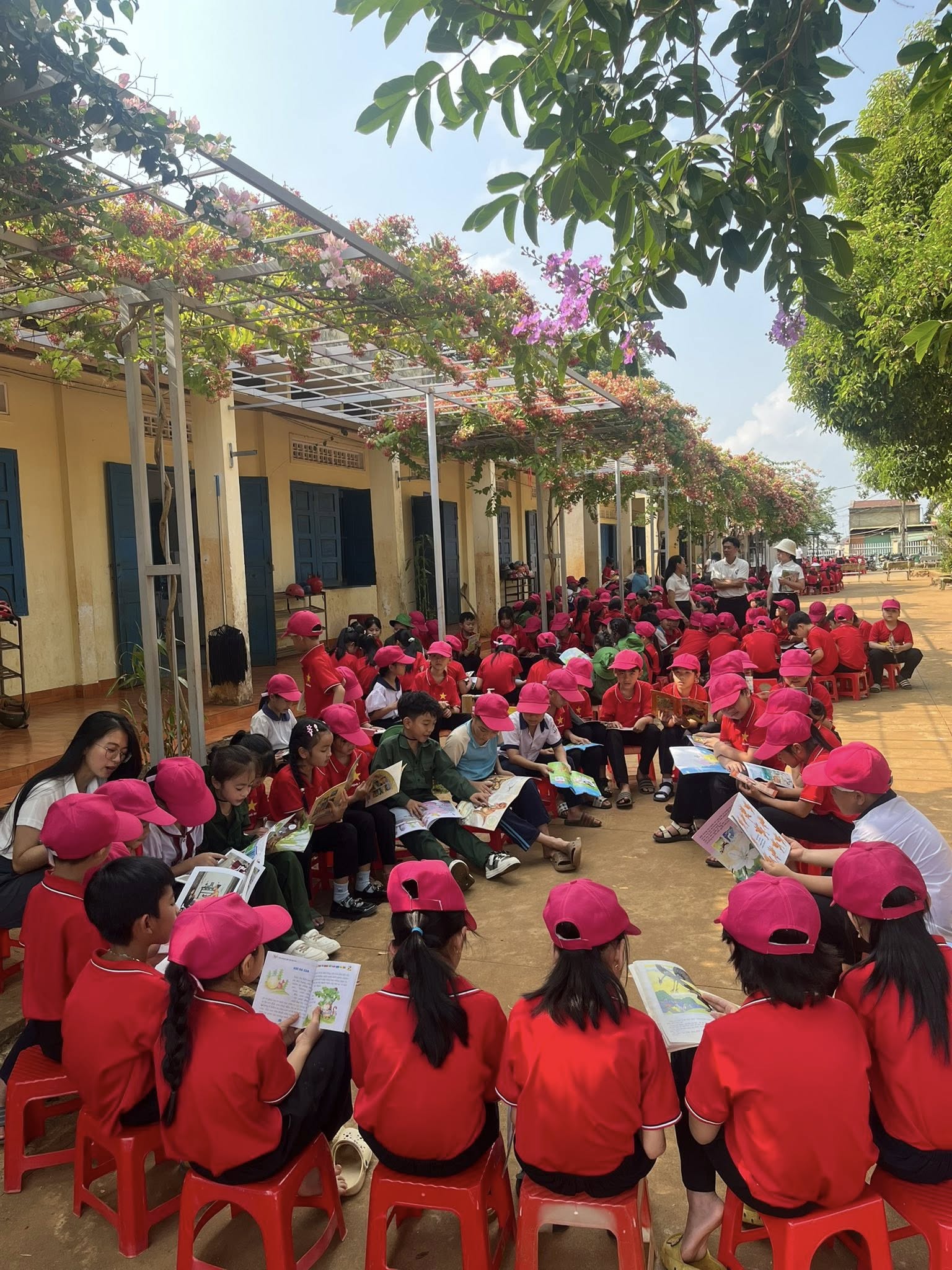 NGÀY HỘI ĐỌC SÁCH – GIAO LƯU VÀ TRẢI NGHIỆM MÔI TRƯỜNG HỌC TẬP TẠI TRƯỜNG TH LÊ ĐÌNH CHINH